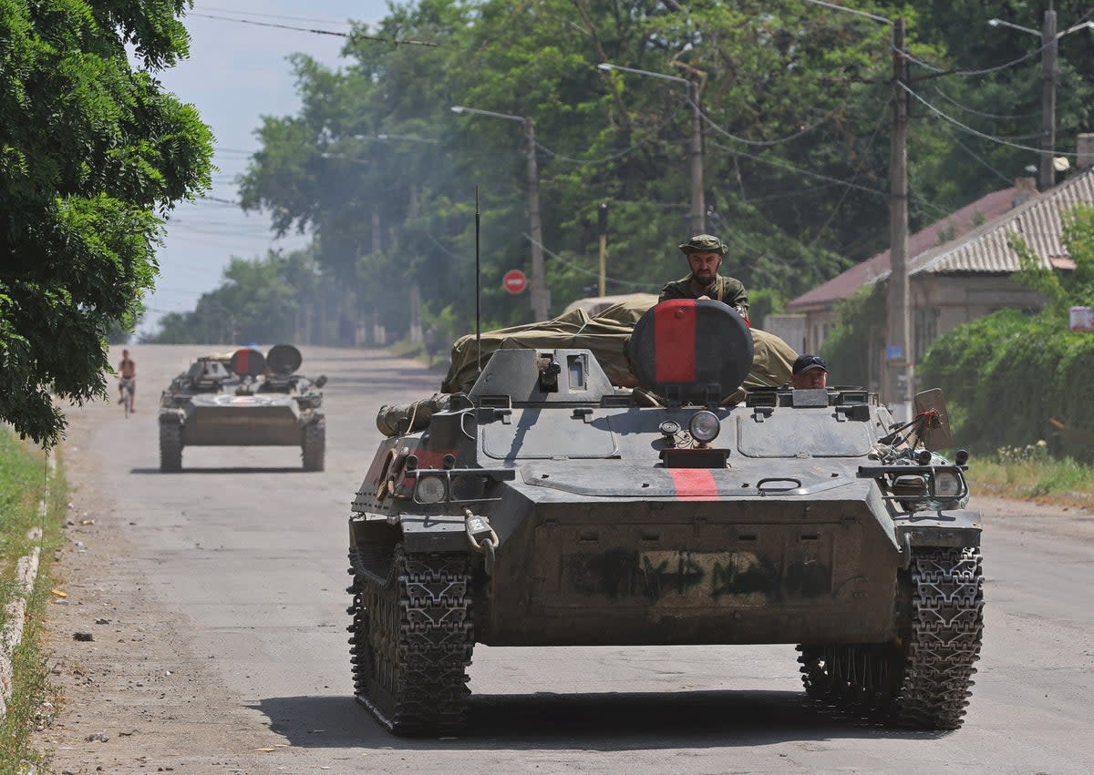 Service members of pro-Russian troops in the city of Lysychansk (REUTERS)