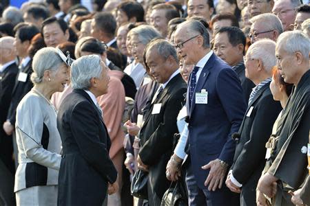 Japan's Emperor Akihito (2nd L) and Empress Michiko (L) greet guests during the annual autumn garden party at the Akasaka Palace imperial garden in Tokyo October 31, 2013. REUTERS/Kazuhiro Nogi/Pool