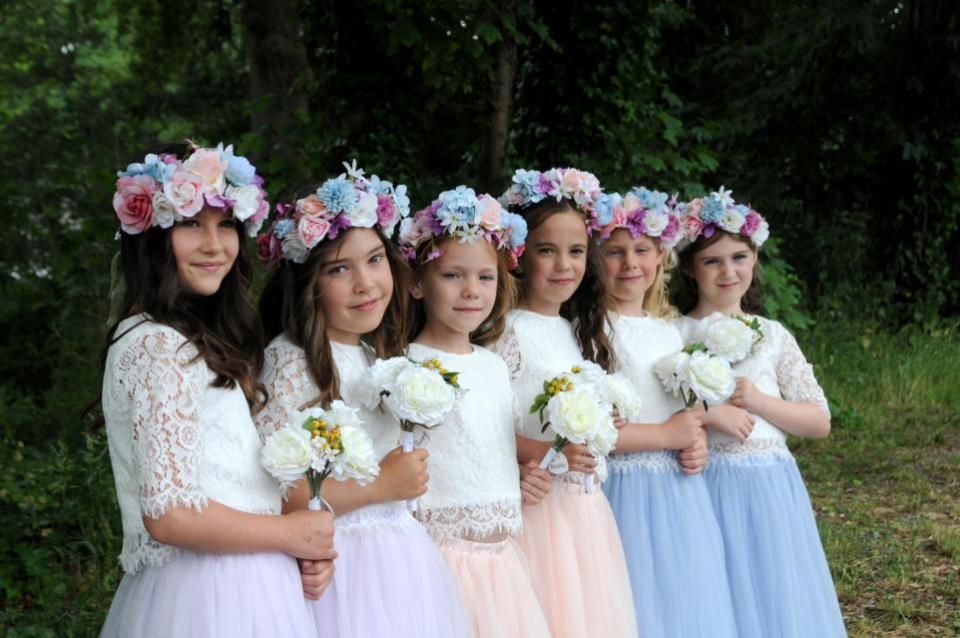 Guardián de Warrington: Todas las muchachas de las flores se veían hermosas y emocionadas de sentarse en la carroza Thelwall Rose Queen