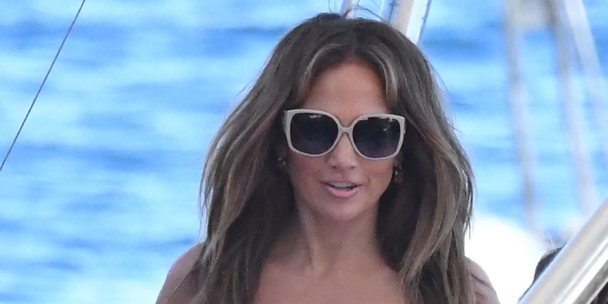 Jennifer Lopez wears a tiny red swimsuit on a vacation boat

– Ent