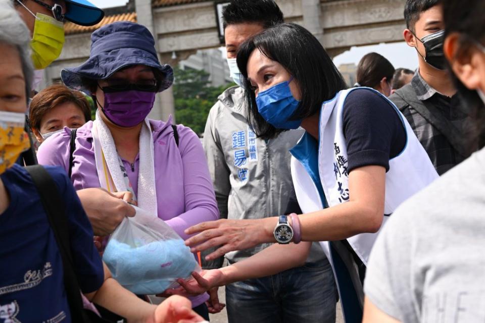 國民黨高雄市長候選人柯志恩在澄清湖參加視障者健行烤肉活動，柯志恩與參與活動的視障朋友打氣加油，熱情互動，場面溫馨。<br />（記者吳文欽攝）