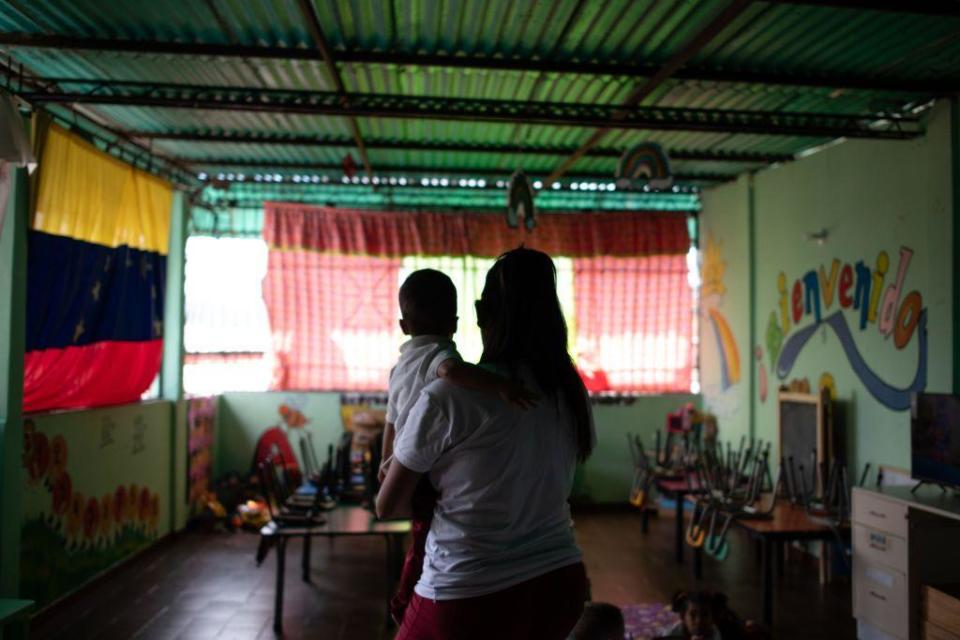 Maestra en un salón de clases improvisado en su casa. 