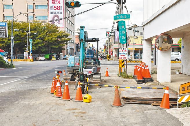 頭份市民族路目前進行雨水下水道鋪設工程，工期過久，已引發市民及市代會主席不滿。（謝明俊攝）