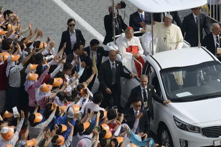 Pope Francis (top, R) arrives to lead a mass at Gwanghwamun square in central Seoul August 16, 2014. REUTERS/Ed Jones/Pool