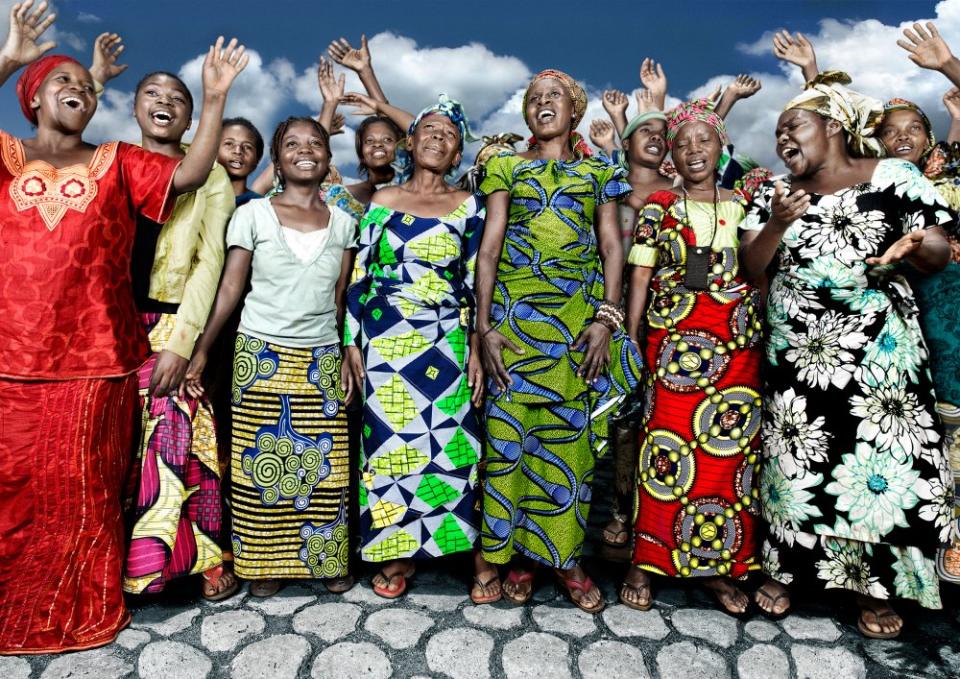 The “Singing Women of Panzi” in the courtyard at Maison Dorcas in Bukavu. <span class="copyright">Platon</span>
