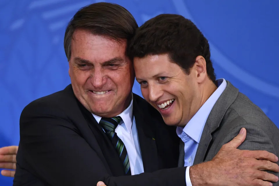 O presidente Jair Bolsonaro e o ex-ministro do Meio ambiente Ricardo Salles são acusados por especialistas de apoiarem a destruição da Amazônia. (Foto: EVARISTO SA / AFP)