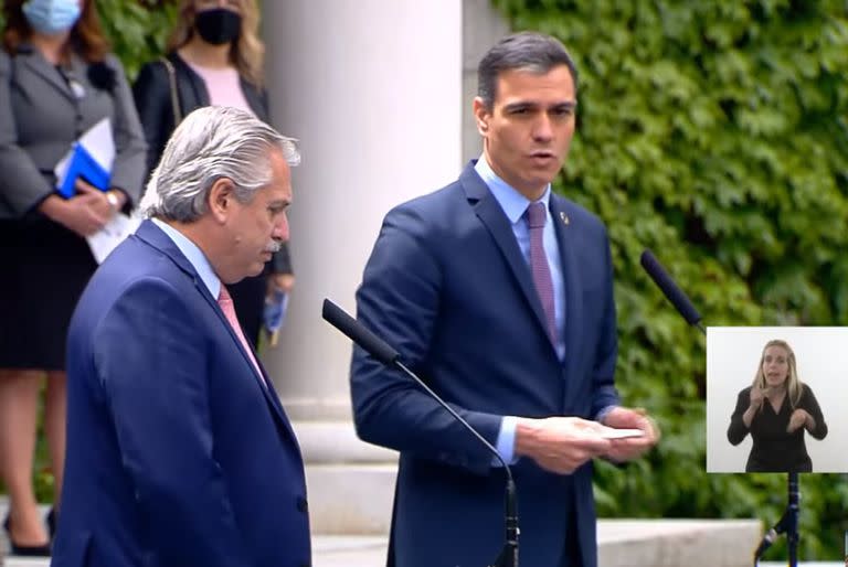 Alberto Fernández junto al presidente de España, Pedro Sánchez