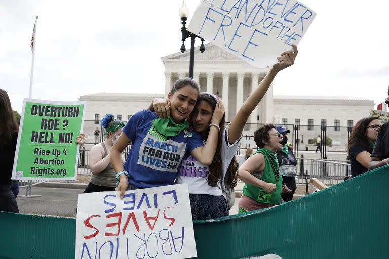 Activistas pro-aborto reaccionan a la sentencia que anula el histórico caso de Roe v. Wade frente a la Corte Suprema de Estados Unidos el 24 de junio de 2022 en Washington, DC.