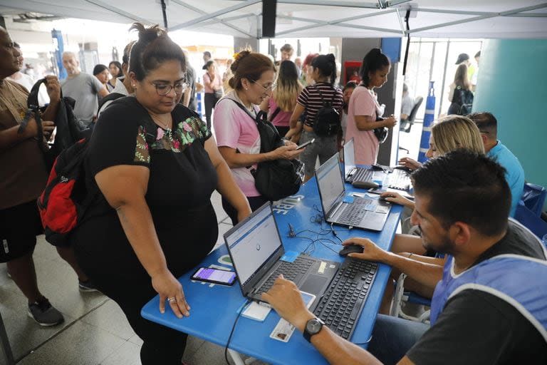 En la estación Once solo había tres personas para atender a los usuarios que necesitaban registrar sus tarjetas