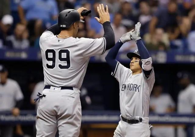 The internet is loving this photo of Aaron Judge standing next to