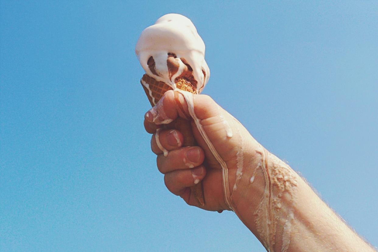 Bei knapp 30 Grad Celsius schmilzt das soeben gekaufte Eis in den Einkaufstüten schnell dahin. Ein Brite fordert deshalb den Einkaufspreis vom Taxi-Unternehmen zurück (Symbolbild: Getty Images)