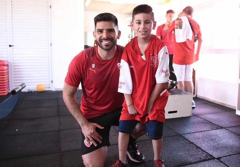 Silvio Romero con Santino, el pequeño hincha cuyas lágrimas en el último partido de Independiente se volvieron virales