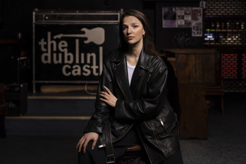 Marisa Abela posa para un retrato en el pub Dublin Castle durante la promoción de la película "Back to Black" el viernes 22 de marzo de 2024 en Londres. (Foto Vianney Le Caer/Invision/AP)