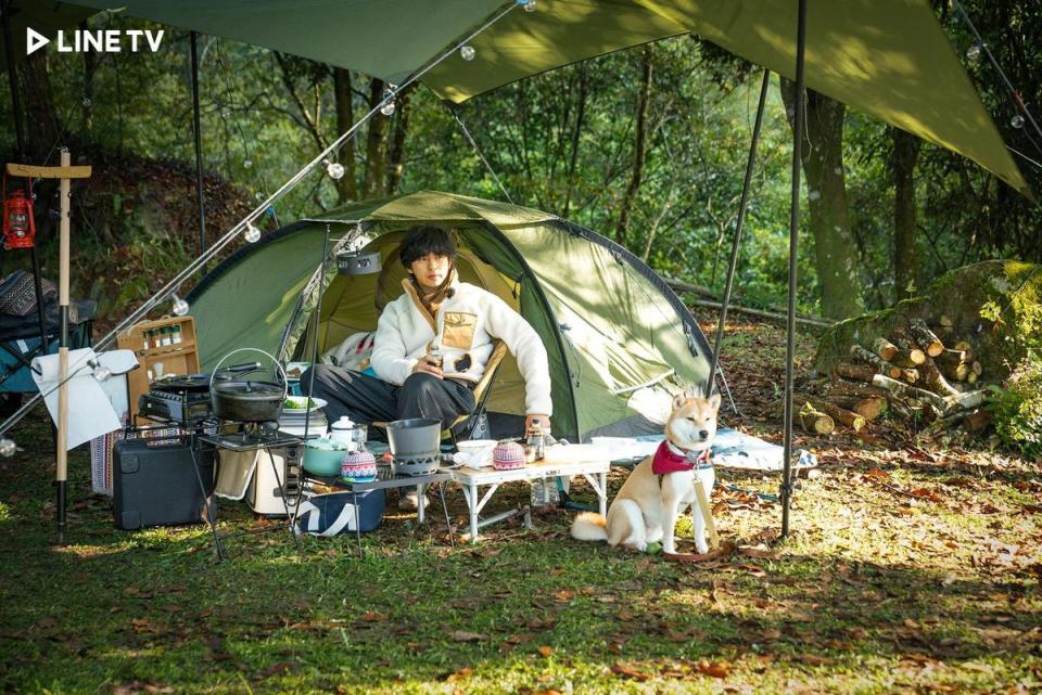 《極島森林》中陳柏霖與眾星雖到野外呈現私下「真實」模樣，但仍將自己狀態打理的很上鏡。（LINETV提供）