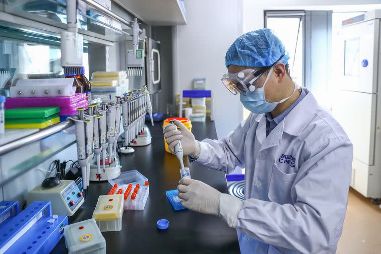 Un miembro del personal analiza muestras de la vacuna inactivada COVID-19 en una planta de producción de vacunas del Grupo Farmacéutico Nacional de China (Sinopharm) en Beijing, capital de China, el 11 de abril de 2020.