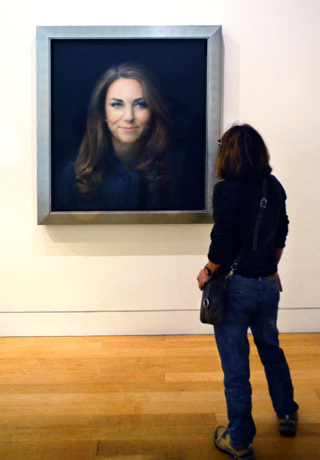 LONDON, ENGLAND - SEPTEMBER 29, 2017:  A museum visitor admires a portrait of Catherine, Duchess of Cambridge (Kate MIddleton), at the National Portrait Gallery in London, England. The official portrait was painted by British artist Paul Emsley. (Photo by Robert Alexander/Getty Images)