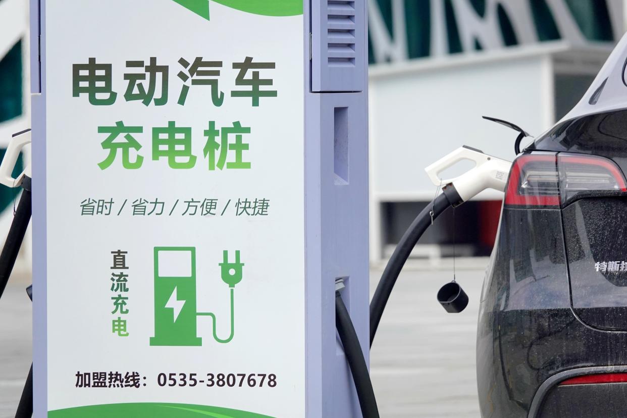 En China los autos eléctricos ya tienen el mismo precio que los de combustible; ¿cuándo pasará lo mismo en EE.UU. y en Europa? Foto: Costfoto/NurPhoto via Getty Images. 