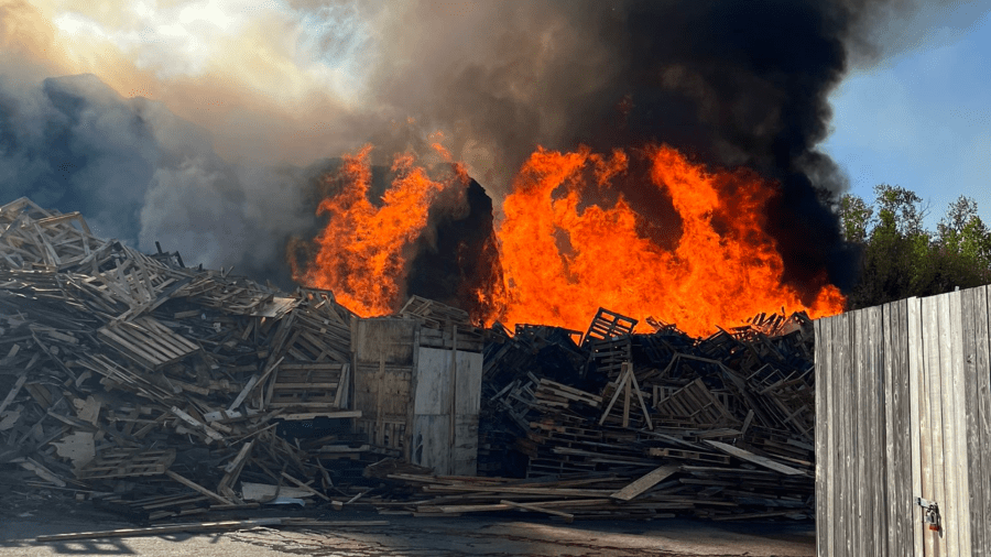 Portland Fire tackles large sawdust, pallet fire at wood recycling plant