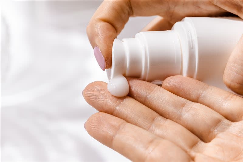 擦完護手霜還是很乾嗎？醫揭「一天擦8次」：遇手紅腫癢擦凡士林最好。（圖／翻攝自Pixabay）
