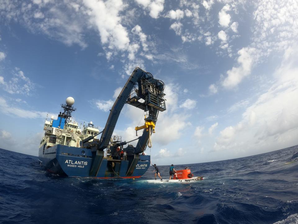 Alvin team members and ship crew prepare to recover the sub after a dive.