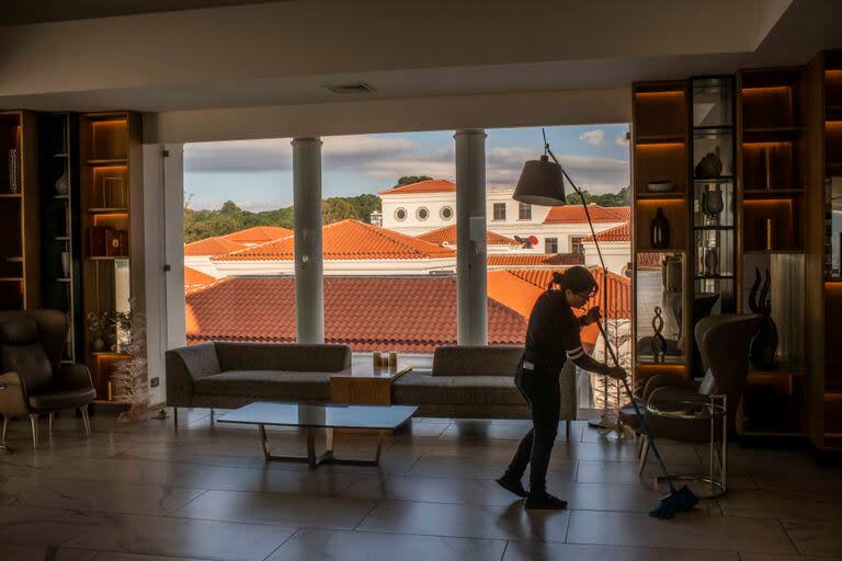 Cayalá tiene edificios de un blanco lechoso con techos de teja roja