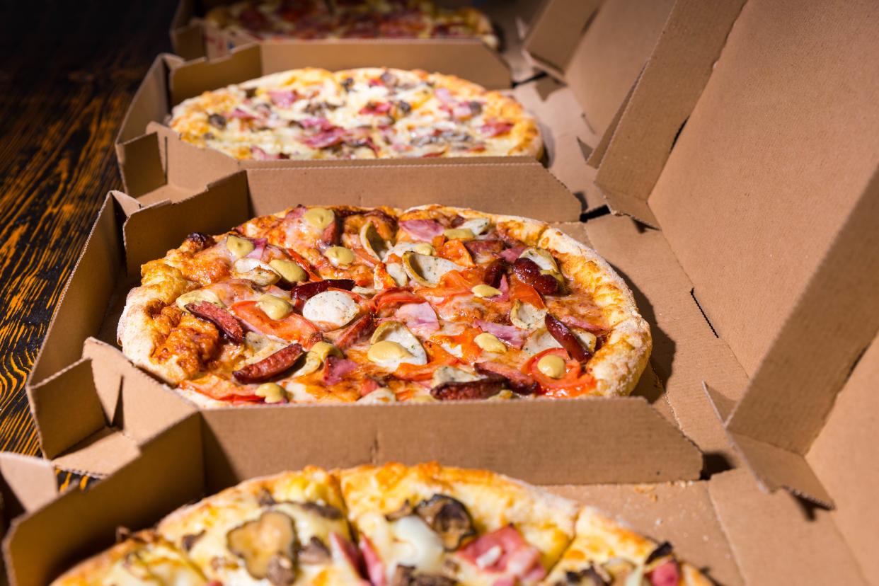 Kanadische Luftfahrtbeamte zeigen ihre Solidarität mit US-Kollegen durch Pizzalieferungen. (Symbolbild: Wichoslav/Getty Images)
