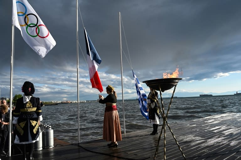 Le chaudron de la flamme olympique sur le front de mer de Thessalonique, le 21 avril 2024 en Grèce (Sakis MITROLIDIS)