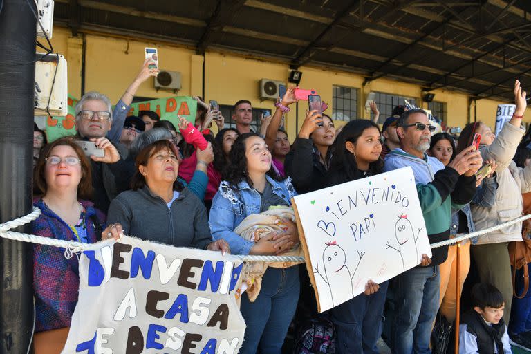 Emotiva recepción de familiares y amigos a la tripulación de la Fragata Libertad en su arribo al Apostadero Naval Buenos Aires