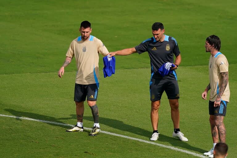 Lionel Messi y Lionel Scaloni hablarán un rato antes del partido y decidirán si el 10 va de arranque