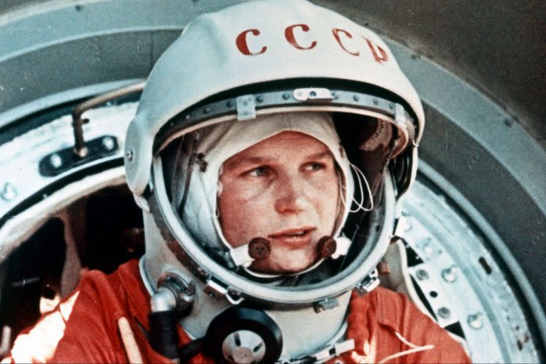 Fue seleccionada entre más de cuatrocientos aspirantes y cinco finalistas para pilotar el Vostok 6.