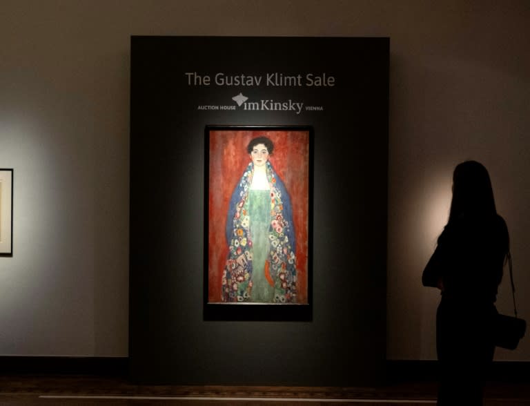 Le "Portrait de Mademoiselle Lieser" du peintre autrichien Gustav Klimt exposé à la maison de vente aux enchères "im Kinsky", le 16 avril 2024 à Vienne (Joe Klamar)