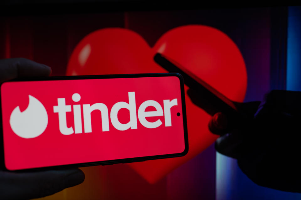 En 2021, Tinder acumuló más de 78 millones de descargas en todo el mundo, según Statista. (Photo illustration by Jonathan Raa/NurPhoto via Getty Images)