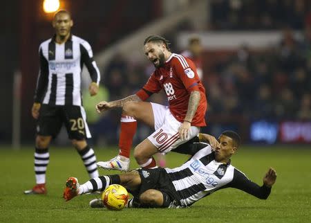 Britain Football Soccer - Nottingham Forest v Newcastle United - Sky Bet Championship - The City Ground - 2/12/16 Newcastle's Issac Hayden and Nottingham Forest's Henri Lansbury in action Mandatory Credit: Action Images / Paul Childs Livepic