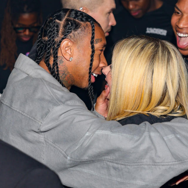 Avril Lavigne confirma su romance con Tyga con un beso en la Semana de la  Moda de París