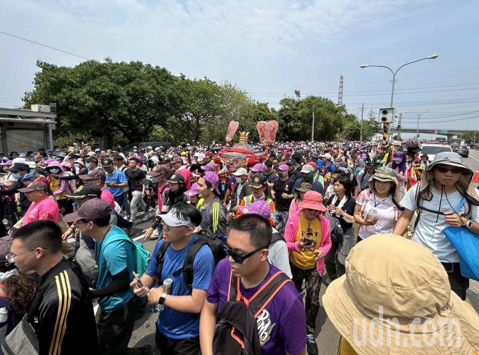 大甲媽鑾轎今天經過大肚區，被熱情信徒包圍，爭相搶著鑽腳底，現「貪食蛇」跪等鑽轎底盛況。記者趙容萱／攝影