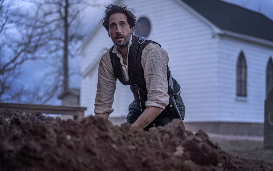 Die viel gelobte Horrorserie "Chapelwaite" (bei MagentaTV) basiert auf Stephen Kings Kurzgeschichte "Briefe aus Jerusalem" und erzählt von dem Witwer Charles Boone (Adrien Brody). Der kehrt nach dem Tod seiner Frau in sein Elternhaus zurück. Dort erwartet ihn aber nicht Ruhe, sondern das schwere Erbe seiner Familie - und dunkle Mächte. (Bild: 2021 EPIX Entertainment LLC.)