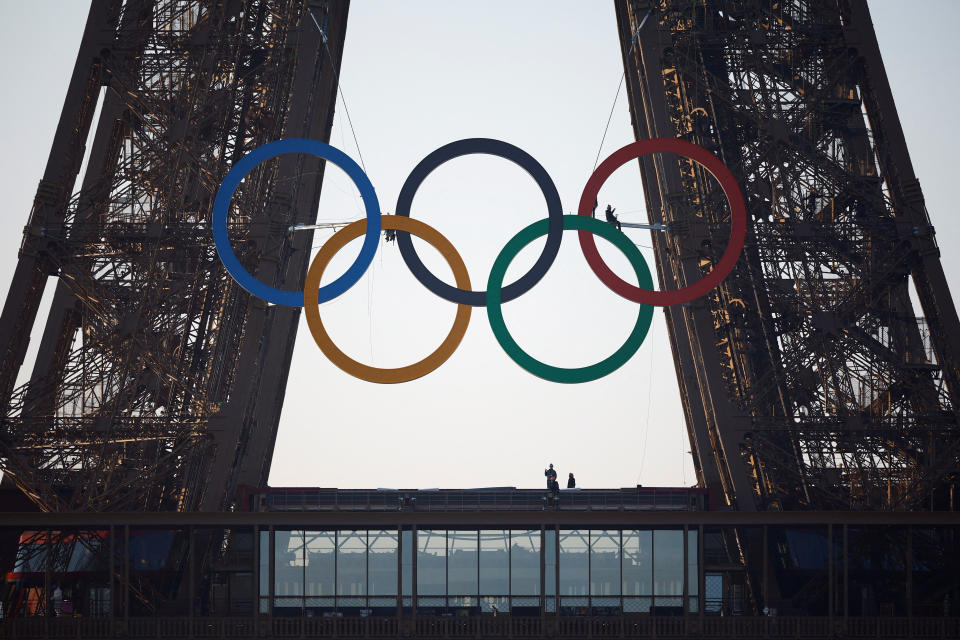 Los anillos olímpicos se exhiben en el primer piso de la Torre Eiffel antes de los Juegos Olímpicos de París 2024 en París, Francia, 7 de junio de 2024. REUTERS/Sarah Meyssonnier