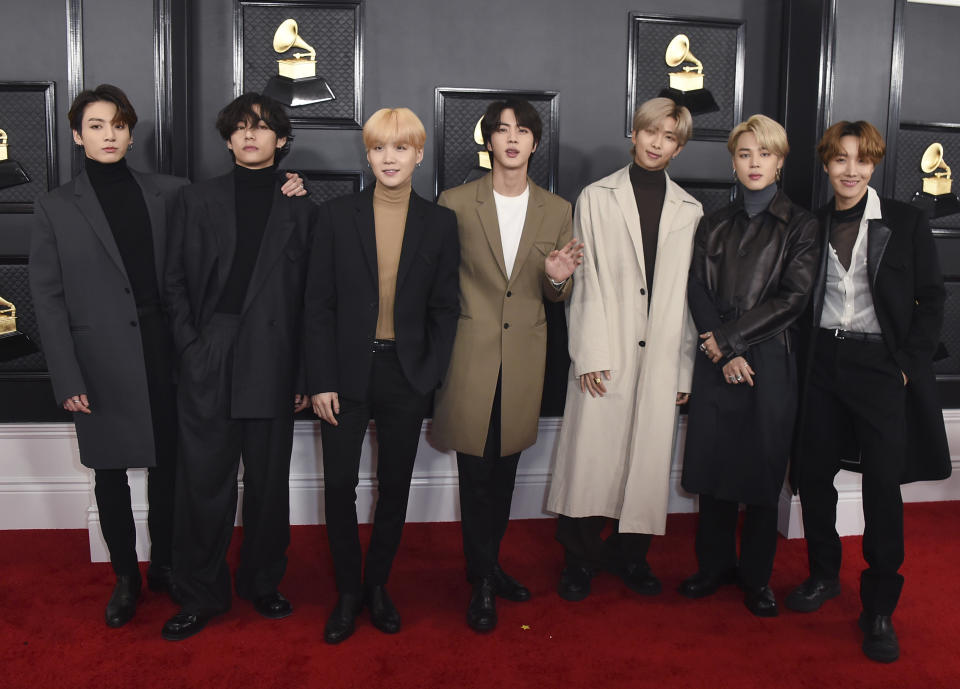 ARCHIVO - En esta foto del 26 de enero de 2020, la banda surcoreana BTS llega a la 62da ceremonia anual de los premios Grammy en Los Angeles. (Foto por Jordan Strauss/Invision/AP, Archivo)