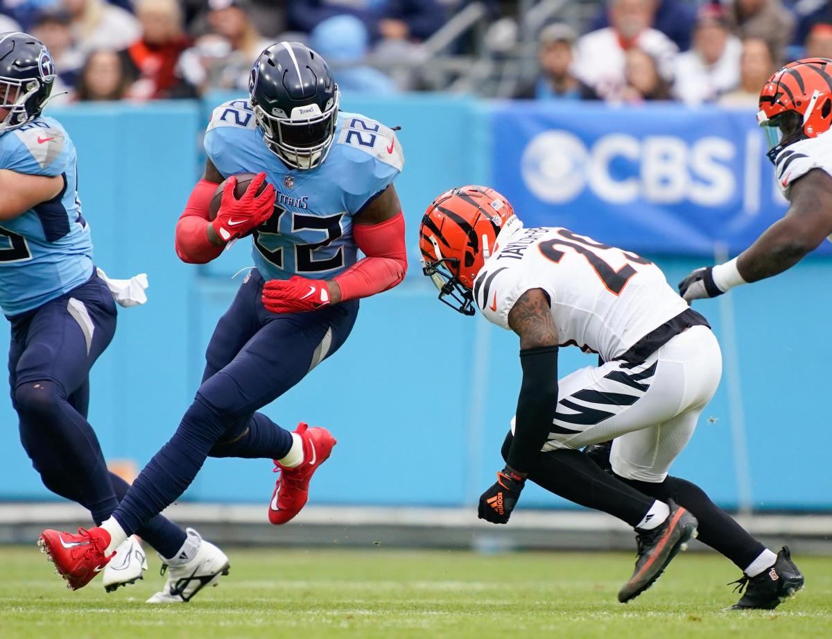 Derrick Henry fumbles TD away to teammate after 69-yard reception