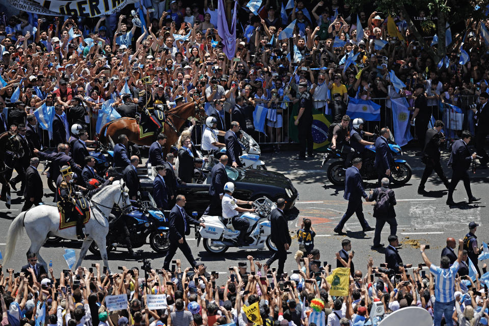 La fiesta en las calles de Buenos Aires: rumbo a la Casa Rosada