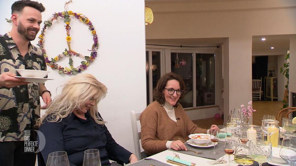 Kira lässt den fast vollen Gazpacho-Teller wieder zurückgehen, während Nicole die kalte Suppe genüsslich aufgegessen hat.
 (Bild: RTL)