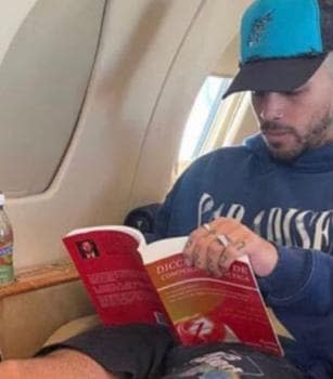 Rauw Alejandro con el libro que ha desatado los rumores de reconciliación