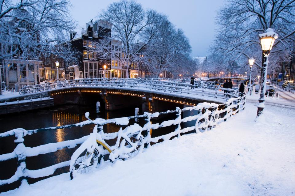 Beliebte Sehenswürdigkeiten in Amsterdam sind zum Beispiel das Van Gogh Museum oder das Anne-Frank-Haus. - Copyright: Robert van Waarden / Getty Images