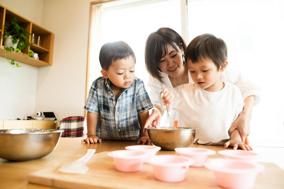 Try to broach the subject while you&rsquo;re doing a calm activity, such a cooking or baking. (Photo: Taiyou Nomachi via Getty Images)