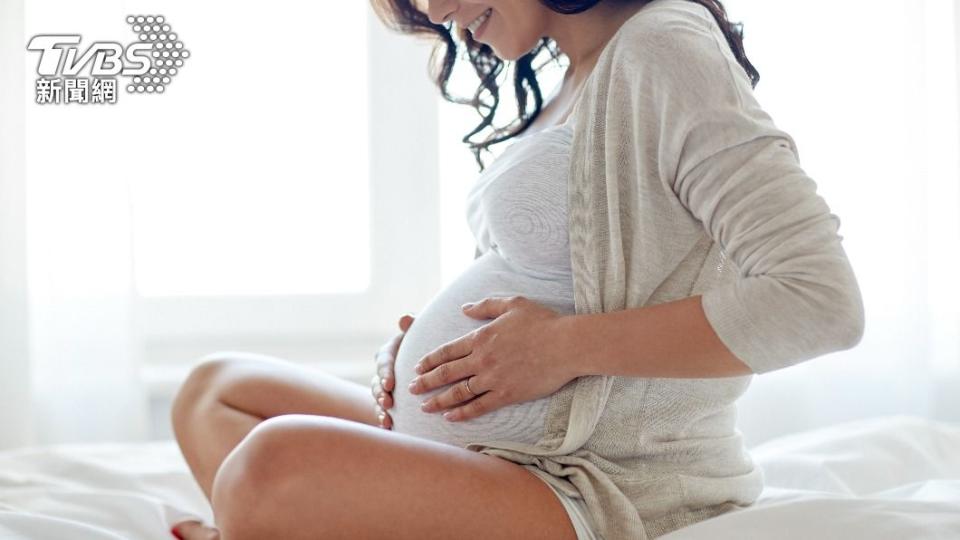 長榮航空公司不接受單胞胎懷孕36週以上孕婦搭機。（示意圖／shutterstock達志影像）