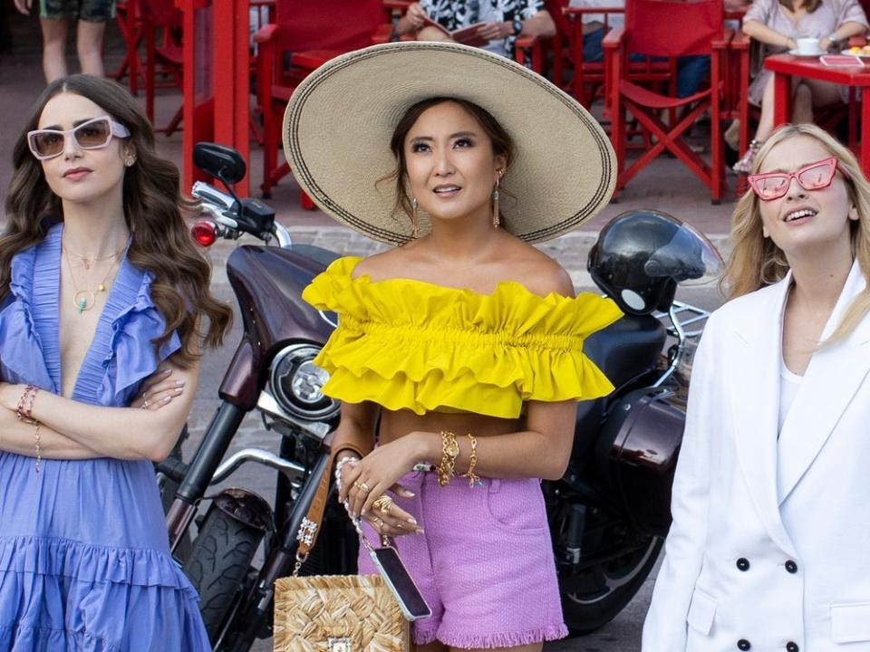 Lily Collins, Ashley Park und Camille Razat (v.l.n.r.) (Bild: CAROLE BETHUEL/NETFLIX)