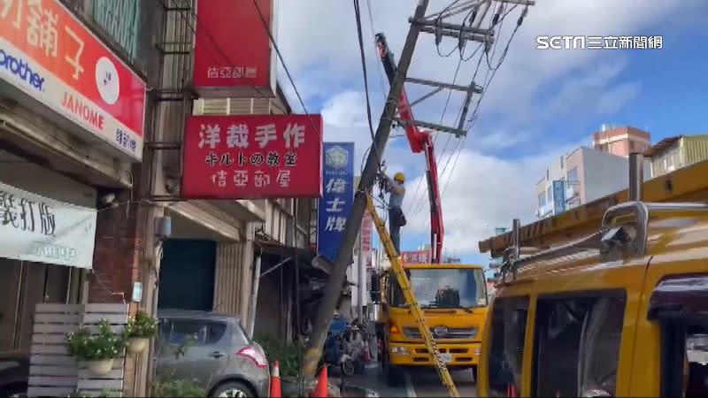 台電人員趕緊到現場，搶修被撞歪的電線桿。