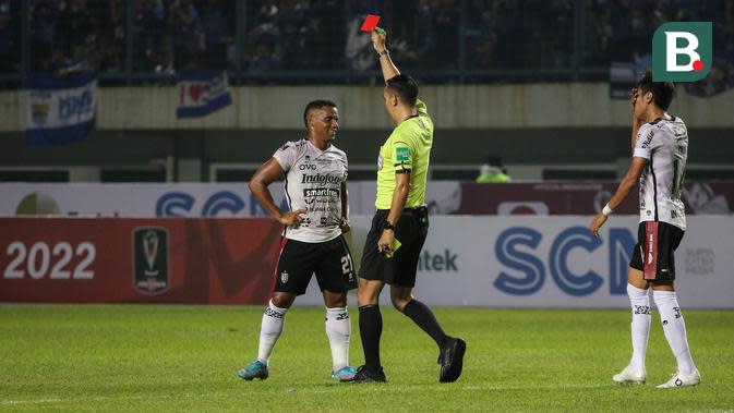 Pemain Bali United, Eber Bessa mendapatkan kartu merah dari wasit saat babak penyisihan Grup C Piala Presiden 2022 antara Persib Bandung melawan Bali United FC di Stadion Gelora Bandung Lautan Api, Bandung, Minggu (12/06/2022). (Bola.com/Bagaskara Lazuardi)