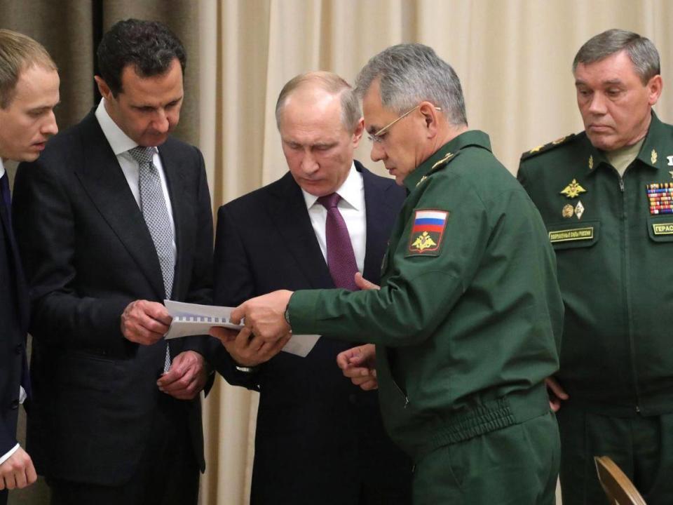 Mr Assad and Mr Putin study military plans in Sochi (Kremlin)