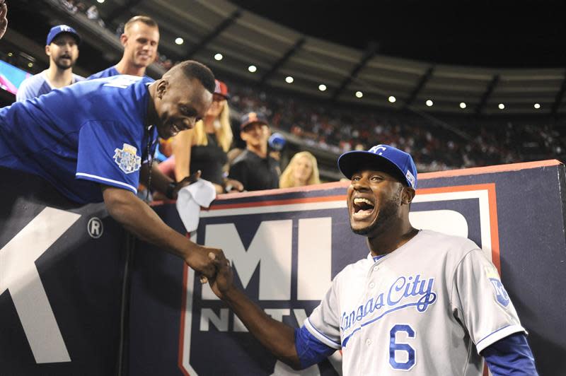 PBX16. Anaheim (United States), 04/10/2014.- Kansas City Royals Lorenzo Cain (R) greets fans after the Royals beat the Los Angeles Angels of Anaheim in game two of the American League Division Series at Angel Stadium in Anaheim, California USA, 03 October 2014. The Royals beat the Angels to take a two games to none lead in the best-of-five series. (EEUU, Estados Unidos) EFE/EPA/PAUL BUCK